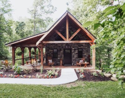 Cabin Retreat on quiet back road in Amish Country with hot tub