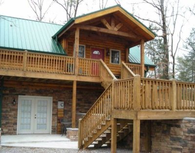 9 Secluded Acres, Hot Tub & Pet Friendly. Close to Restaurants & River Rafting