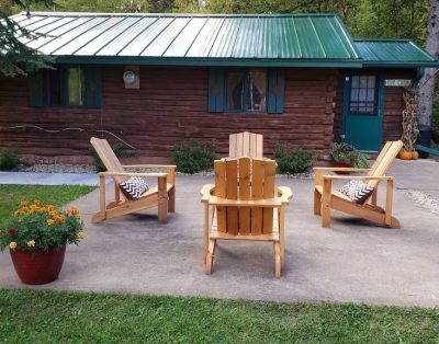 Cozy cabin on the bank of Bear Creek with a hot tub to relax in!