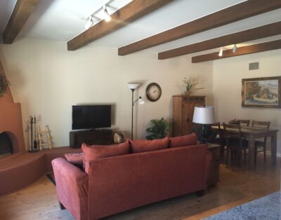 1.4 miles from historic Santa Fe Plaza, fast Wifi, HBO/Netflix. Welcome!