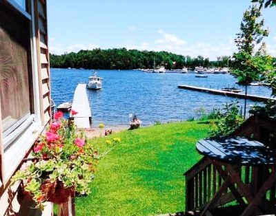 Cozy seasonal lakefront cottage with gorgeous views