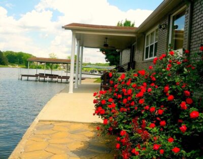 Family & Pet Friendly 2500 sq ft home-Minutes from town on Wilson Lake, Alabama!