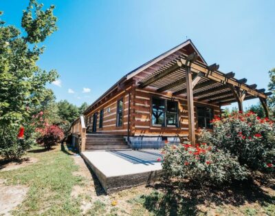 Secluded Log Cabin with Mountain Views. Hot Tub & ‘Seasonal’ Heated Pool