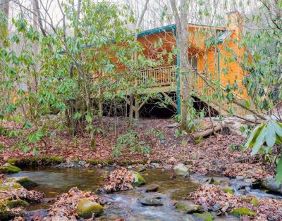 Log cabin nestled in the mountains and situated on Collett Creek