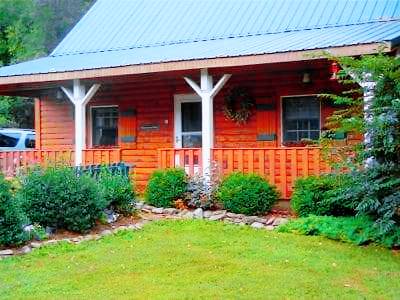 Beautiful Log Cottage Located Along Pine Creek