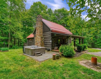 Authentic log cabin in a park-like setting. Just minutes from Rock House!