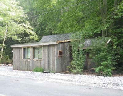 Cozy streamside cabin