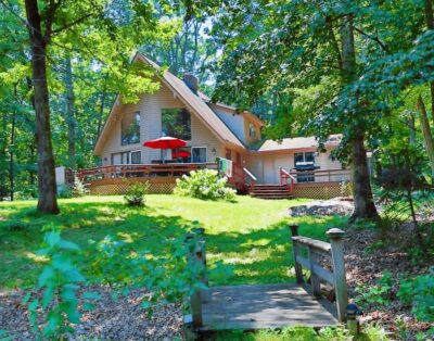 The Redbud Cottage–Beach & Quiet. Lake Sara Waterfront & Wood Fires.