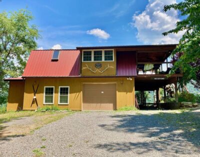 Charming mountaintop pool table, and breathtaking views