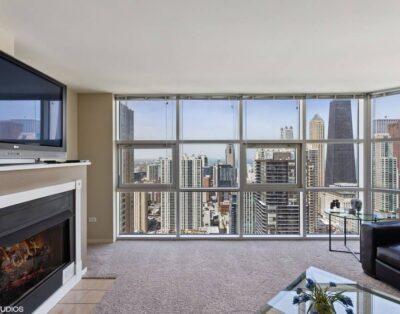 51st Floor MagMile Penthouse – VIEWS, Fireplace, Balcony, Pool, WiFi