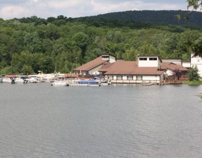 Lakefront, pontoon boat, hot tub ,Game Room, Fire pit, huge deck, kayaks