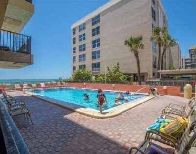 Fantastic Beachfront Condo, Perfect Location, Large 3 Bedroom, 2 Bath Sleeps 8