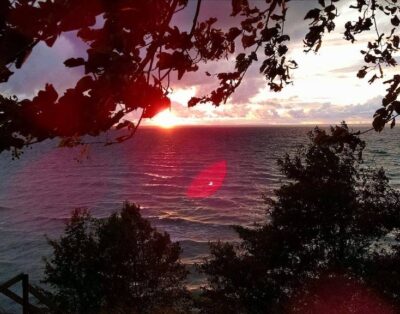 Secluded log cabin in Manistee Nat’l Forest with access to Lake Michigan viewing