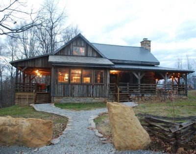 Peaceful historic log cabin getaway! Modern amenities on 40 private acres