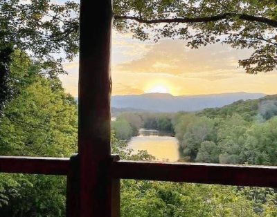 Log Cabin with a spectacular view of the Shenandoah River and the Massanutten Mo