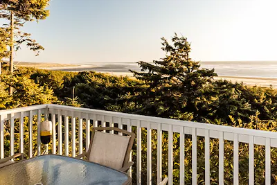 Dog-friendly beachfront cabin with ocean views & private path to beach