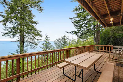 Waterfront cabin with hot tub, WiFi, deck, & wildlife views – dog-friendly