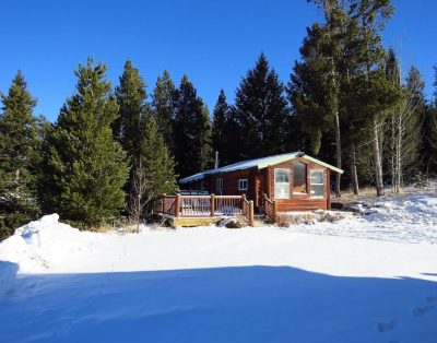 8 miles from Yellowstone! Perfect For Romantic Getaways & Families!