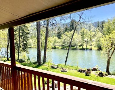 *Riverfront* “Cabin on The Rogue”, Gateway to Crater Lake! Sleeps 2-4