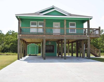 Beautiful Canalfront in Hackberry. Minutes to Beach, Calcasieu Lake & Casinos!