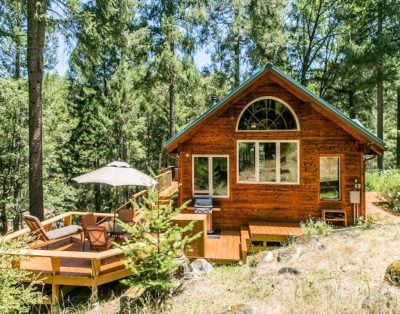 Romantic Creekside Cabin with Hot Tub