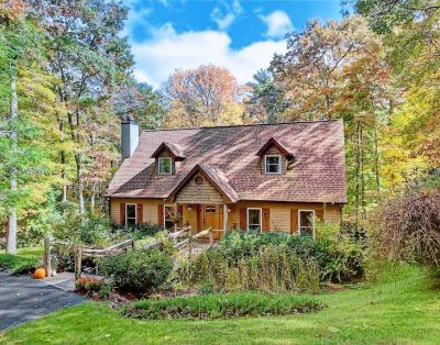 Peaceful Highlands Retreat, 8 Min to Main St., Nestled on 3 Wooded Acres