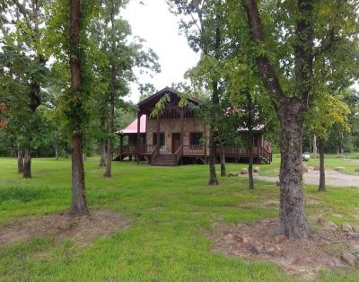 Unique Log House nestled in the woods near Billy Creek.