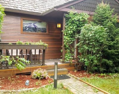 Amazing cottage in perfect downtown CDA location. Perfect couples getaway