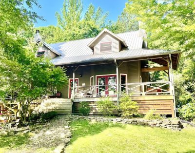 BUFFALO RIVER FARMHOUSE–Only 2.5 miles to the Buffalo River and Triple Falls!