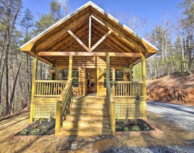 Couples Getaway Cabin by Hiking + Waterfalls!