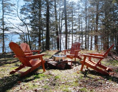 Lakeside house on Greers Ferry. Cozy, fun getaway.