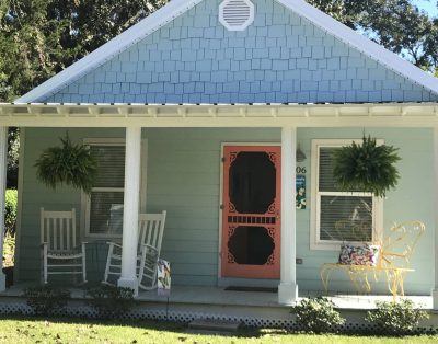 QUAINT DOWNTOWN COTTAGE IN OCEAN SPRINGS! WALK TO BEACH!