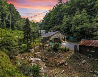 Cozy stone Cottage on Rushing creek porch, soaking tub, & fire-pit pet friendly