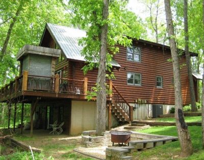 3200 Square Foot Log Home Near Branson!