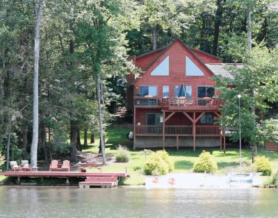 Lakefront, pontoon boat, hot tub ,Game Room, Fire pit, huge deck, kayaks